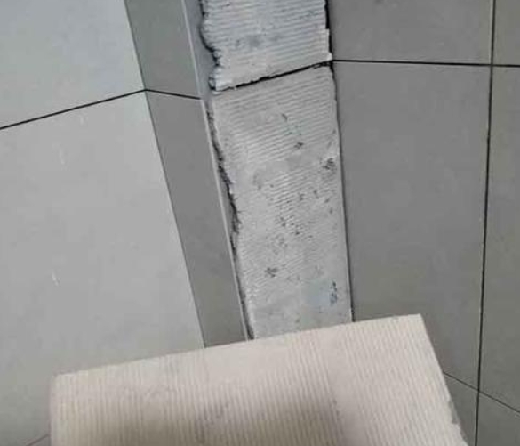 莆田瓷砖空鼓维修公司分享下厨房瓷砖脱落的补救措施。